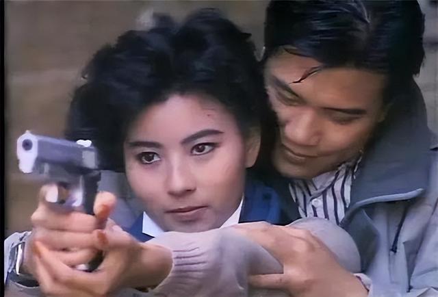 周星驰,出场5次2分钟就领了盒饭,参演的第一部电影《捕风汉子》