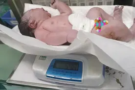 顺产下12斤大胖小子，这个妈妈太伟大了图片