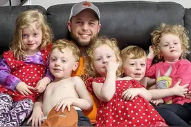 美国爸爸带5岁五胞胎外出，用了牵引绳惹争议，“他们又不是狗”图片