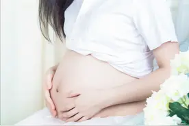 女子先兆流产请假被开除 法院：违法解除劳动合同判赔7.2万多元图片