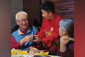 96岁老人感动落泪，男孩敬酒话语引人深思图片