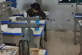 河南一初二女生5点天不亮进教室学习，场景让人脸红图片