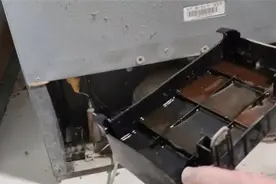 用了这么多年冰箱，才知道背后有个储水盒！打开一看里面全是污水图片