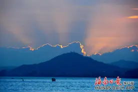 三亚湾游客与夕阳共舞图片