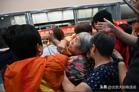 大爷大妈组团「挖野菜」，被逮捕+重罚2万！图片