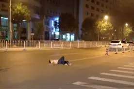 男子被醉汉扇耳光，练家子一拳反杀，监控曝光，警方：故意伤害罪图片