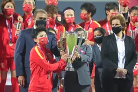 中国女足踢出神剧本！扑出绝杀球后2分钟绝杀对手，水庆霞哭了图片