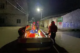 “阿婆阿婆，我来救你们了！”凌晨，他们蹚过及腿、及腰的积水……图片