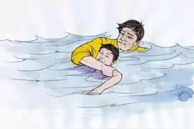 光头哥挣脱家人阻拦勇救落水男孩图片