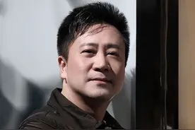 他因一幅"裸女图"出名,被盗版1000万次,称最美最性感的模特是妻子图片