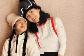 章子怡基因终于赢了汪峰！5岁醒醒穿背带裤像妈妈翻版，笑容超萌图片