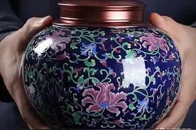 农村有人收购高档空酒瓶，有的价格高达100元一只，收去干啥？图片