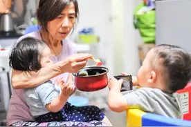 “为啥给奶奶买礼物”？孩子的问题让家人尴尬，姥姥的回答很中肯图片