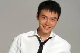 佀皓吉吉：毁容后父亲海岩心疼，被强捧的“太子”，当导演终出名图片
