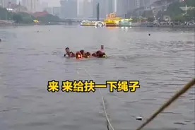 天津狮子林桥：男子跟风天津掰掰们跳水，疑因姿势不对“被水拍晕”图片