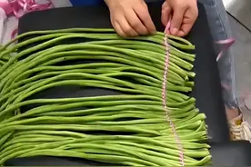 四川一女儿六一表演，妈妈用5种蔬菜搭配时尚套装，头饰项链全齐图片