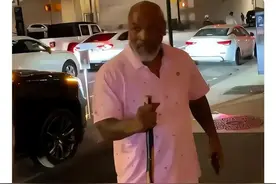 拳王泰森才56岁却已步履蹒跚图片