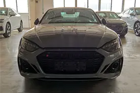 22款RS5 Coupe黑曜版：2.9T全进口奥迪，8AT+全时四驱，落地100万图片