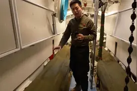 一镜到底探访潜艇深舱，有人睡在鱼雷上？图片