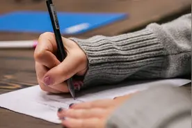 美国有学校恢复体罚措施，学生违纪将被木板打屁股，最多打三下图片