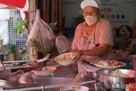 泰国乡下的老奶奶面馆，皮皮虾比面还多，我一口气吃3碗图片