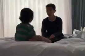 陈小春晒俩儿子温馨日常，Jasper教弟弟翻跟斗，兄弟俩互动太可爱图片