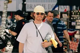 还在穿“紧身裤”瘦腿？今年流行这3种裤子，随便穿都很有型图片