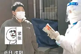 “来都来了，背课文吧”，男孩做核酸遇到班主任，抽查作业太好笑图片