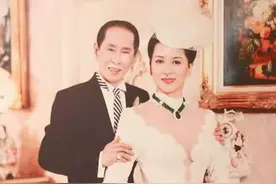 为嫁豪门穿30年塑身衣，隐忍27年挤走原配，丈夫：财产只给一元！图片