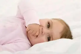 判断孩子是否聪明？不需要等到3岁，1岁之前有这些表现就很棒图片