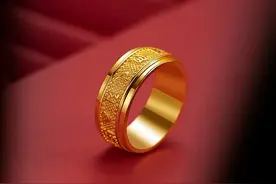 结婚买钻戒还是买黄金戒指好呢图片