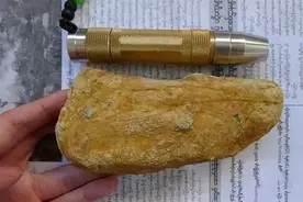 5万买的翡翠赌石，开了2个洞就值100万，货主内心忍不住的颤抖图片