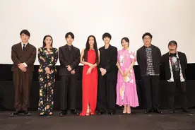 19岁木村光希一袭鲜红开叉礼服亮相，露肩设计秀天鹅颈，泪洒现场图片