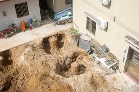 为增加住宅面积，建房时故意不留过道，邻居借机教他做人图片
