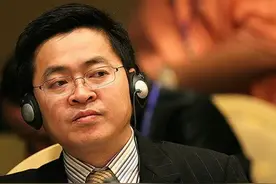 内江首富李华的彪悍人生：23岁辞职，今身家700亿，迎娶女明星图片