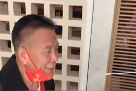 64岁万梓良近照太消瘦，戴大金链子做核酸，瘫倒在沙发上疑似头晕图片