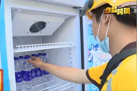 怪事！长沙街头40万瓶饮料免费自取，却没有一位路人愿拿？图片