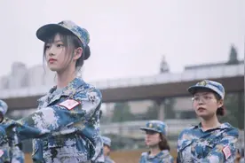 看到有男生长发飘飘在军训，感觉真的很逗！军训该不该严肃发型？图片