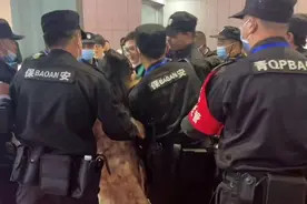 宝马回应女生在MINI展台直播被拖走事件：已交由警方处理图片