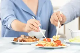 一天两顿饭和一天三顿饭，最后怎么样了？到底哪种方式更健康呢？图片