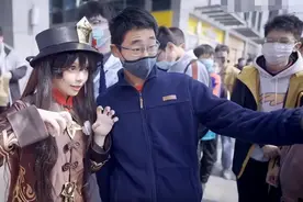 一群原神coser在公园拍摄，被强拉去跳广场舞，大妈：衣服挺好看图片