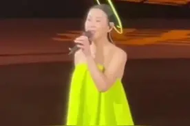 53岁奶茶妹妹刘若英，2023演唱会服装造型被吐槽，得罪造型师了吗图片