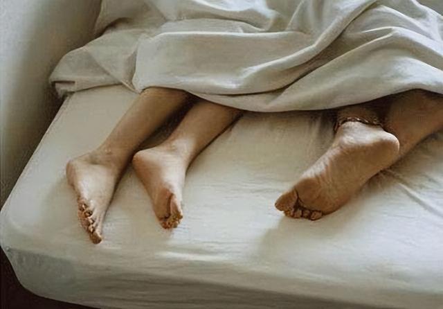 女网红和男子去新疆旅游，酒店里发生关系后，用力过猛女子腰折了