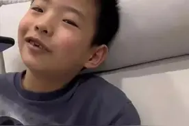 贵州一男孩向舅舅借学费为何两眼泪花？网友：懂事得令人心疼图片