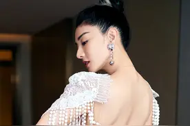 暴瘦10斤！黄奕穿蕾丝长裙大露美背无赘肉，超大钻石耳环吸人睛图片