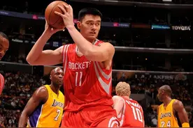 姚明体型太“非人类”！喝水如喝口服液 奥尼尔在身边似小鸟依人图片