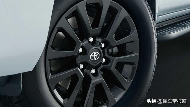 新车 | 日本市场26万元起售！丰田普拉多推出Matte Black Editi><p>普通版车型上的银色中控台饰板等细节调整为黑色</p><img src=