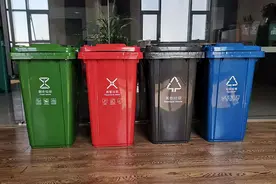 旧衣服丢在小区垃圾桶里，转眼就不见了，谁拿走了？图片