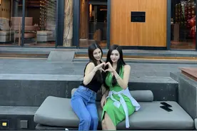 杜淳老婆王灿晒出与闺蜜合照，两人比出爱心姿势，宛如一对姐妹花图片