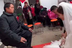 江苏一女儿出嫁跪拜父亲，父亲掏出红包后转身哭泣，女婿举动暖心图片